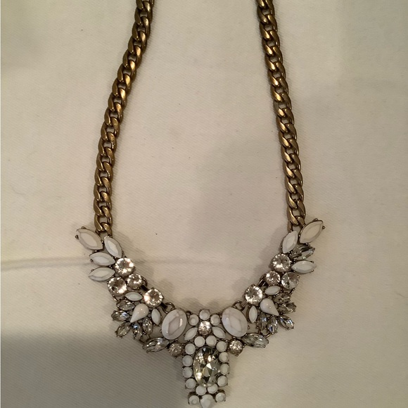 Rhinestone and white statement necklace w chunky gold chain - Picture 2 of 3